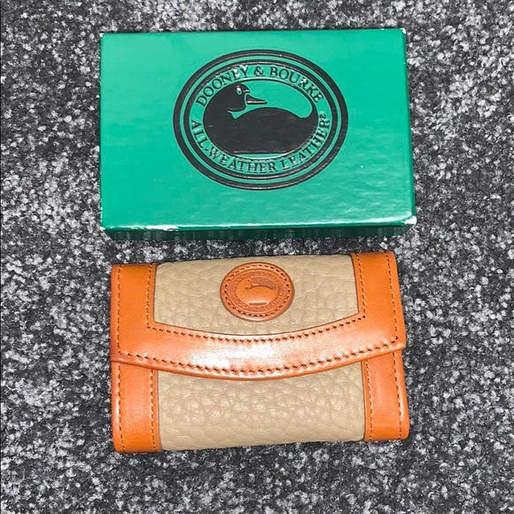 Dooney & Bourke Accessories - Dooney & Bourke vintage 6-ring key case